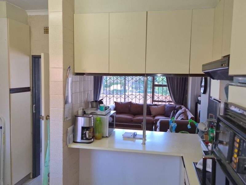 Three bedroom townhouse in secure complex. - Photo 9