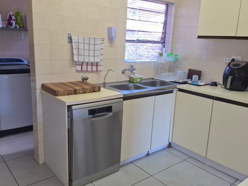 Three bedroom townhouse in secure complex. - Photo 10