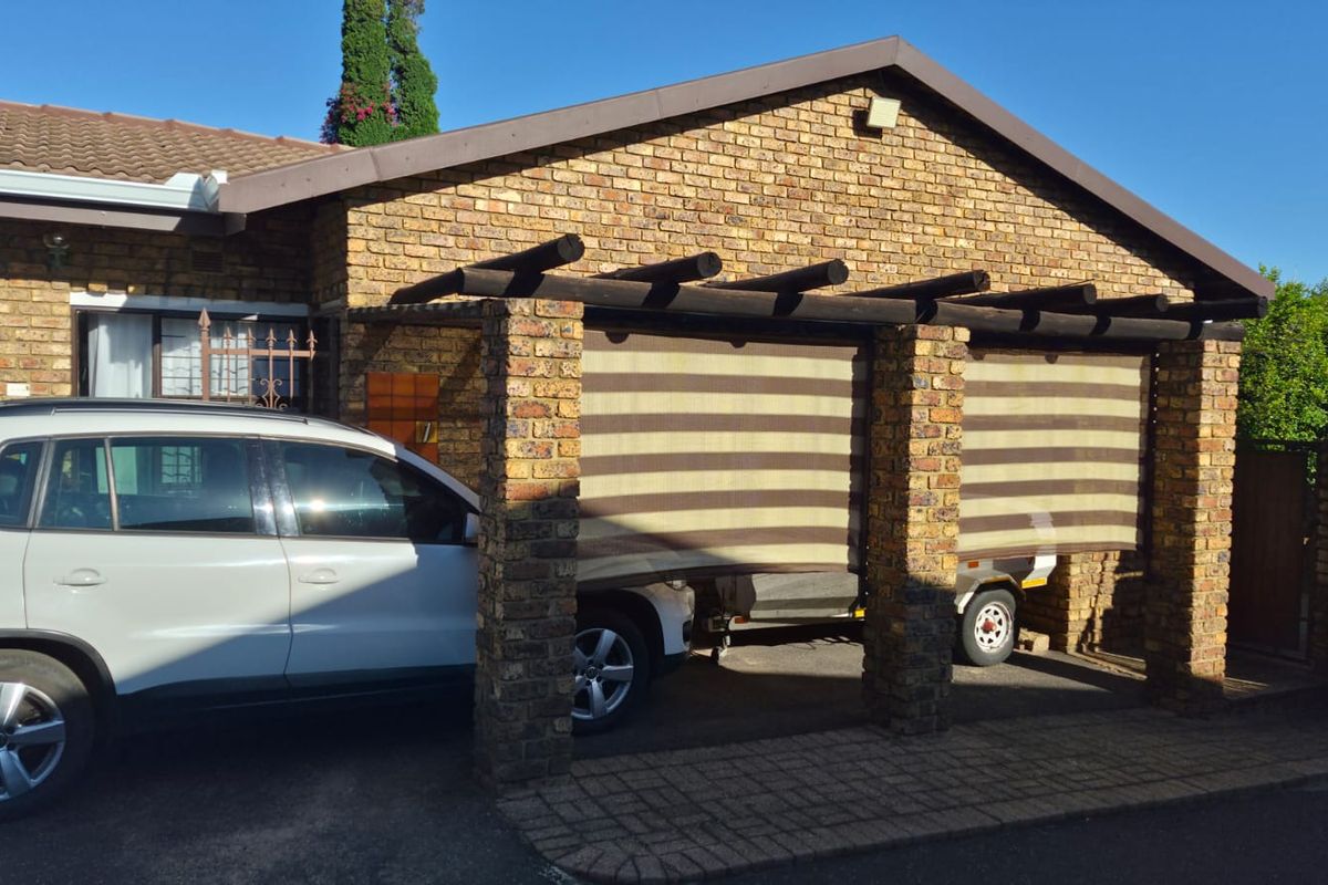 Three bedroom townhouse in secure complex. - Photo 2