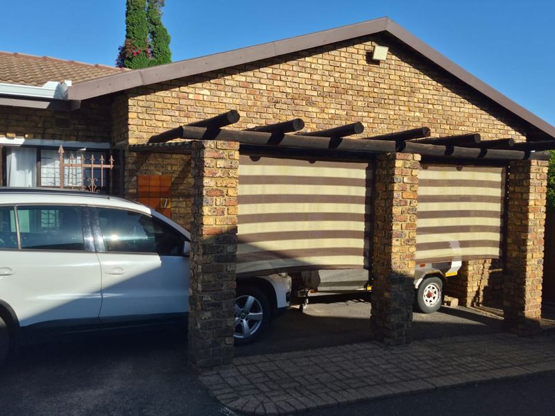 Three bedroom townhouse in secure complex. - Photo 2