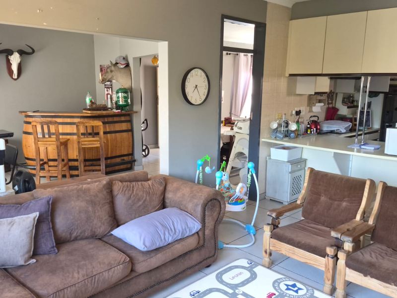 Three bedroom townhouse in secure complex. - Photo 7