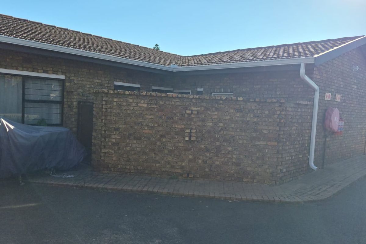 Three bedroom townhouse in secure complex. - Photo 3