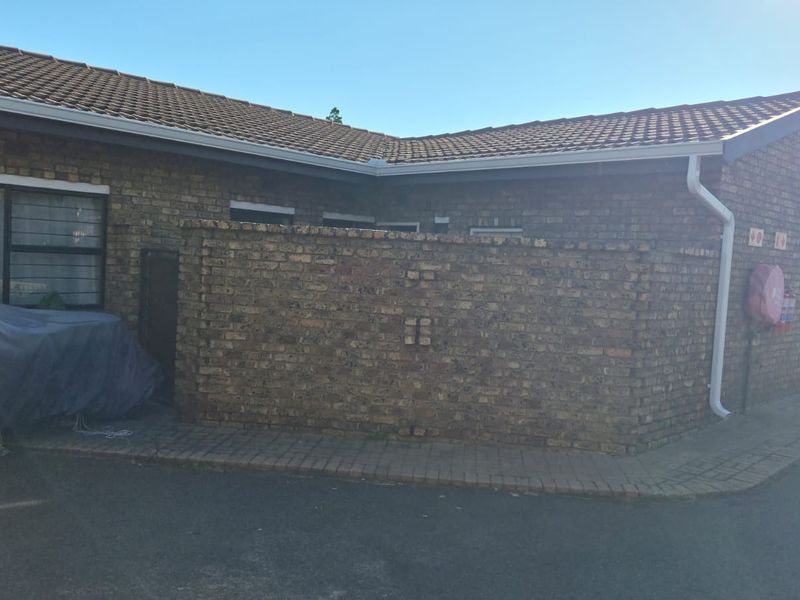 Three bedroom townhouse in secure complex. - Photo 3