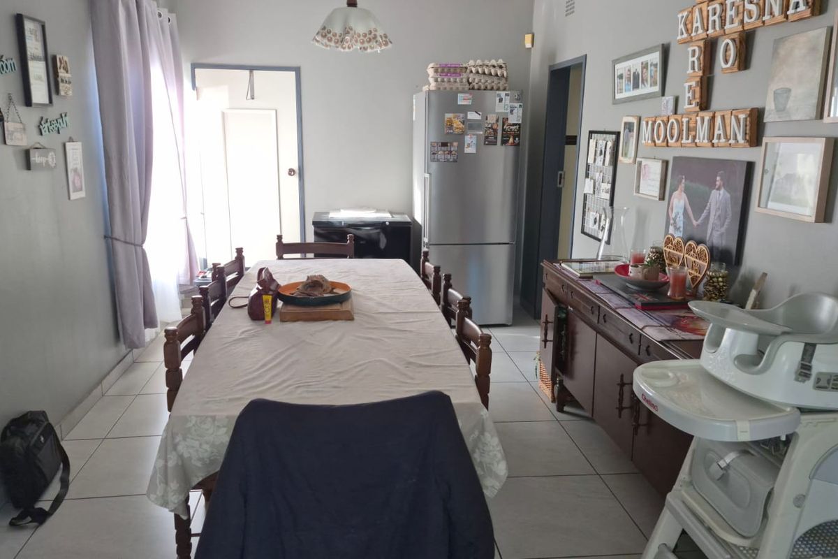 Three bedroom townhouse in secure complex. - Photo 4