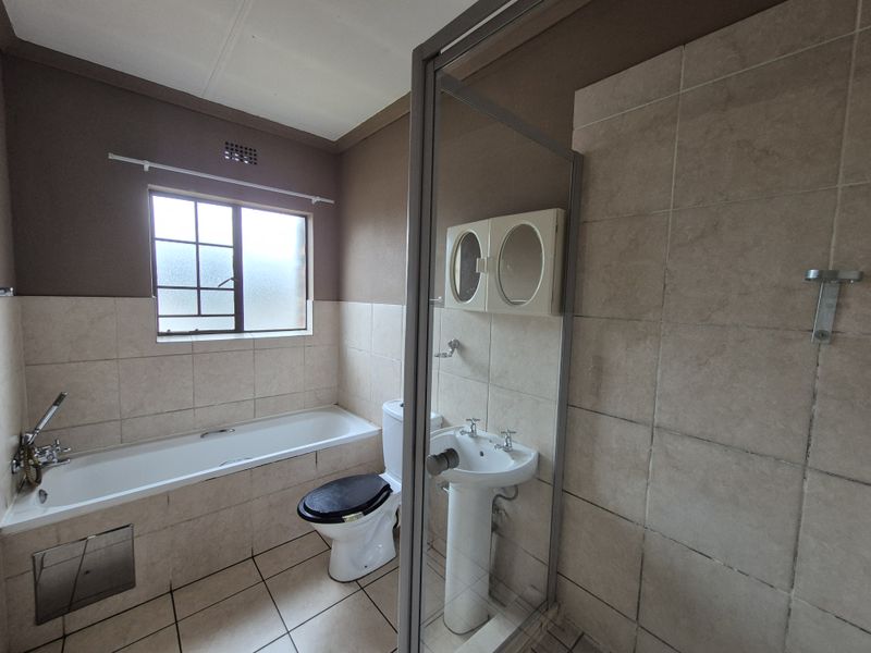 2 Bedroom Townhouse TO LET in Sonneveld - Photo 4