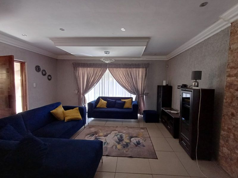 Beautiful Family Home In CW 3 For Sale. Completely Renovated. - Photo 7