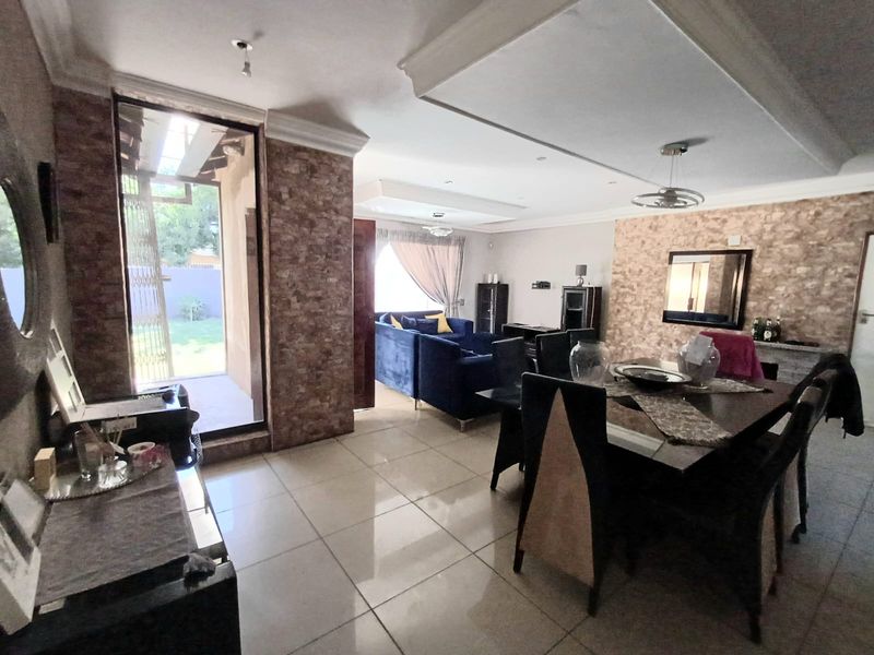 Beautiful Family Home In CW 3 For Sale. Completely Renovated. - Photo 6