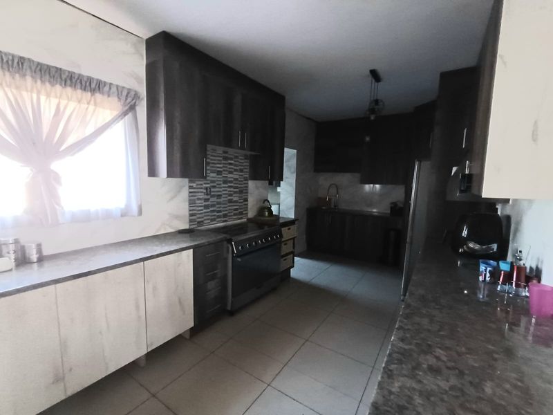 Beautiful Family Home In CW 3 For Sale. Completely Renovated. - Photo 3