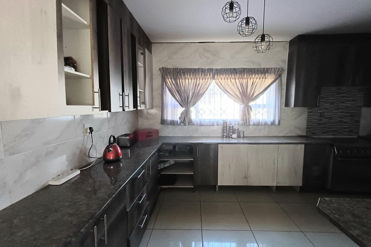 Beautiful Family Home In CW 3 For Sale. Completely Renovated. - Photo 2