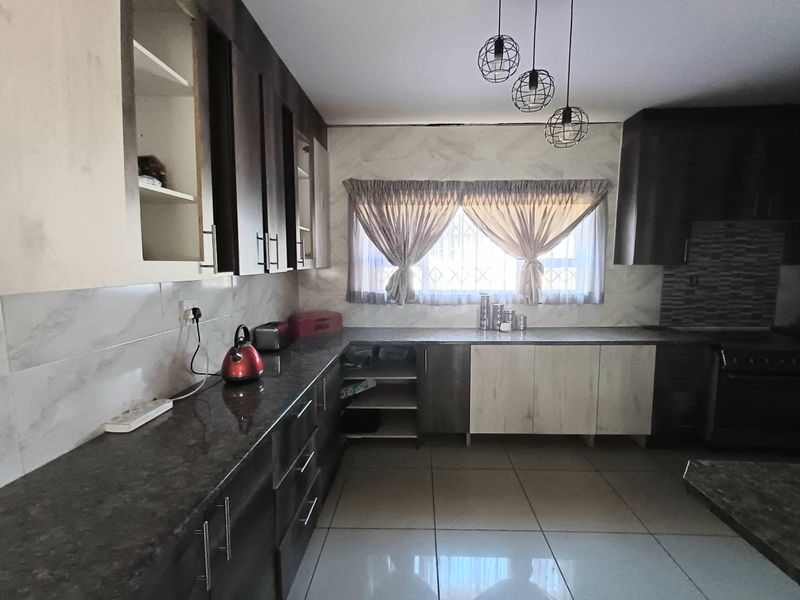 Beautiful Family Home In CW 3 For Sale. Completely Renovated. - Photo 2