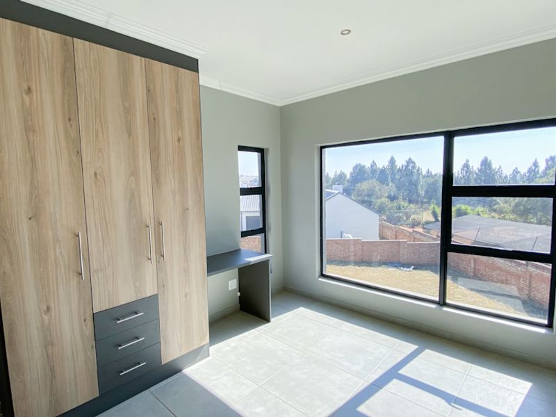 3 Bedroom Family Home for Sale in Roodeplaat - Photo 9