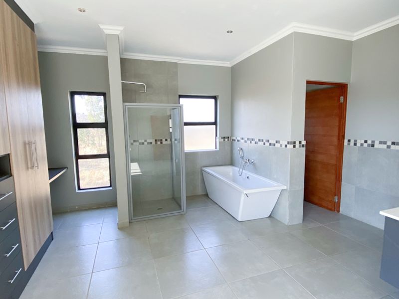 3 Bedroom Family Home for Sale in Roodeplaat - Photo 8