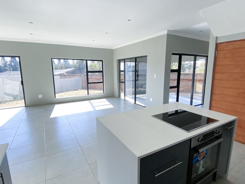 3 Bedroom Family Home for Sale in Roodeplaat - Photo 5