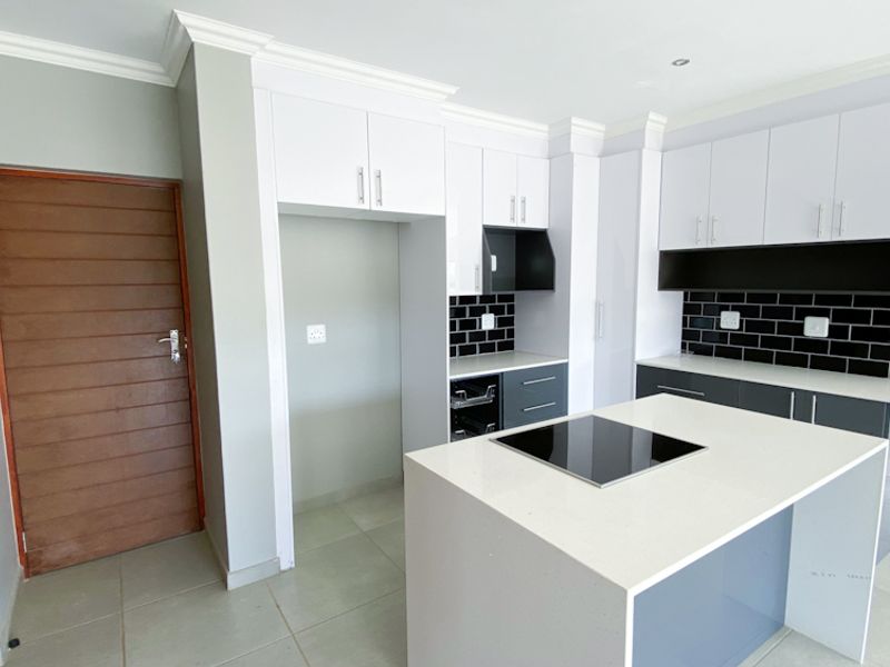 3 Bedroom Family Home for Sale in Roodeplaat - Photo 4