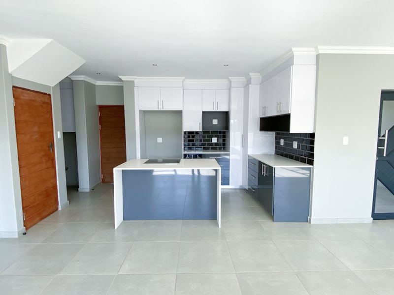 3 Bedroom Family Home for Sale in Roodeplaat - Photo 2