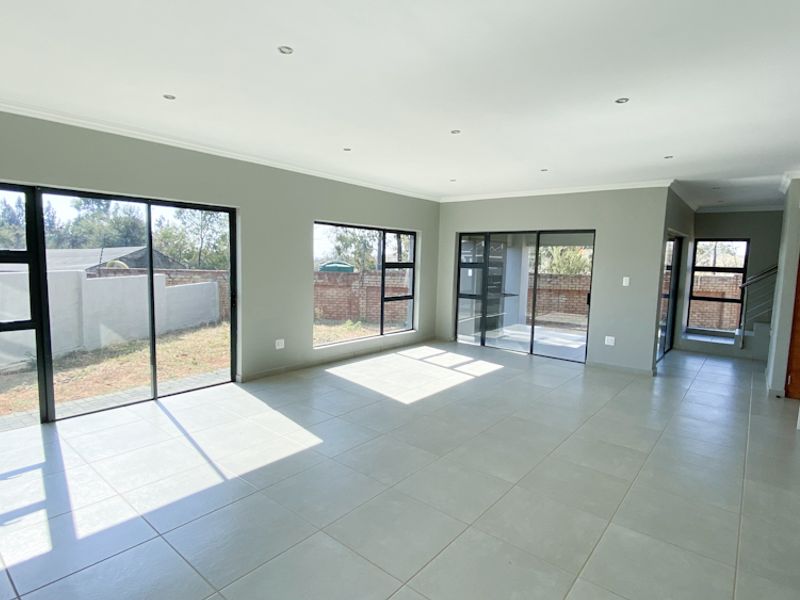 3 Bedroom Family Home for Sale in Roodeplaat - Photo 3