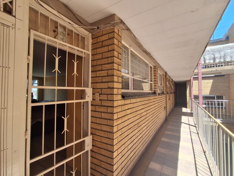 Well kept and managed Complex in Vereeniging Central. Close to amenities 1 Bedroom spacious flat. - Photo 9