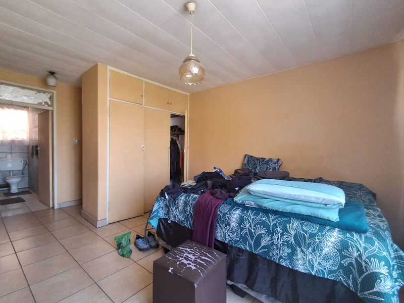 Well kept and managed Complex in Vereeniging Central. Close to amenities 1 Bedroom spacious flat. - Photo 7
