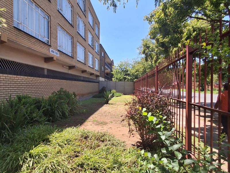 Well kept and managed Complex in Vereeniging Central. Close to amenities 1 Bedroom spacious flat. - Photo 4
