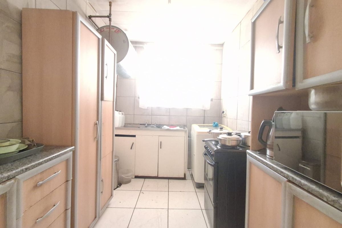 Well kept and managed Complex in Vereeniging Central. Close to amenities 1 Bedroom spacious flat. - Photo 5