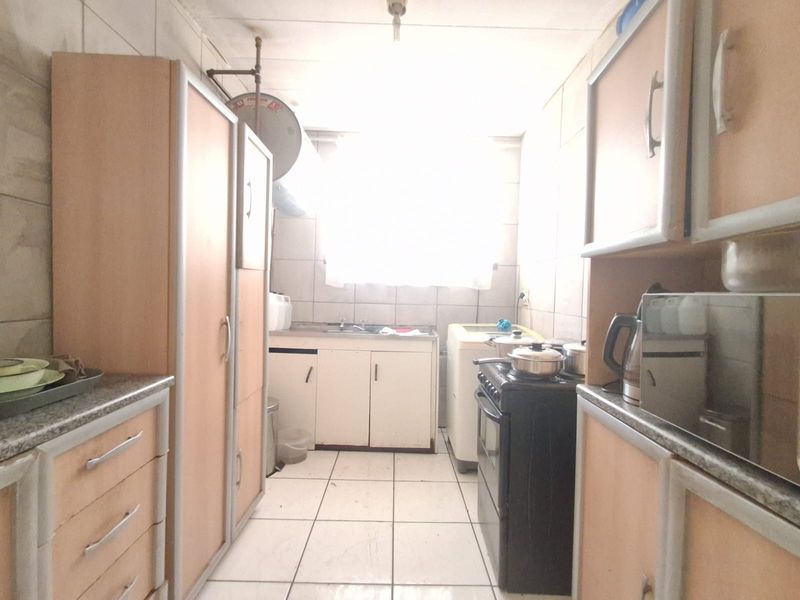 Well kept and managed Complex in Vereeniging Central. Close to amenities 1 Bedroom spacious flat. - Photo 5