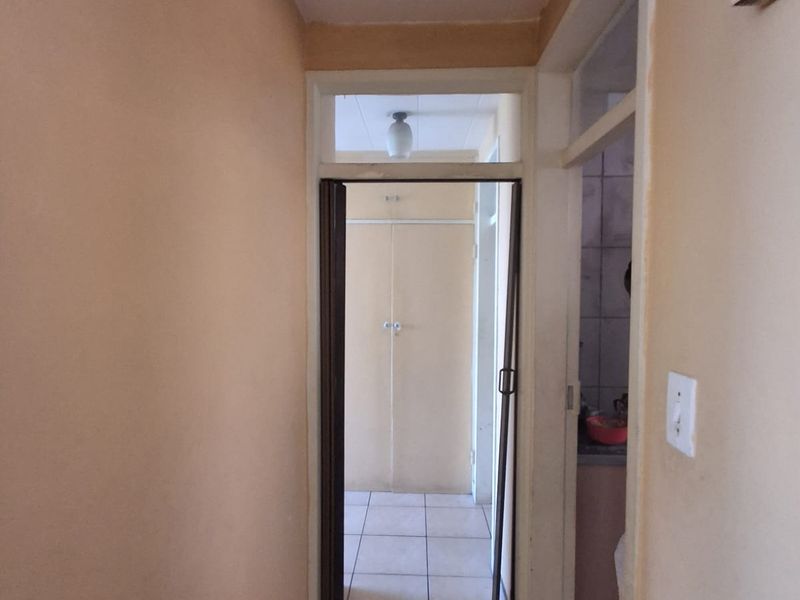 Well kept and managed Complex in Vereeniging Central. Close to amenities 1 Bedroom spacious flat. - Photo 10