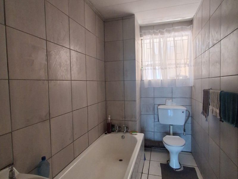 Well kept and managed Complex in Vereeniging Central. Close to amenities 1 Bedroom spacious flat. - Photo 8