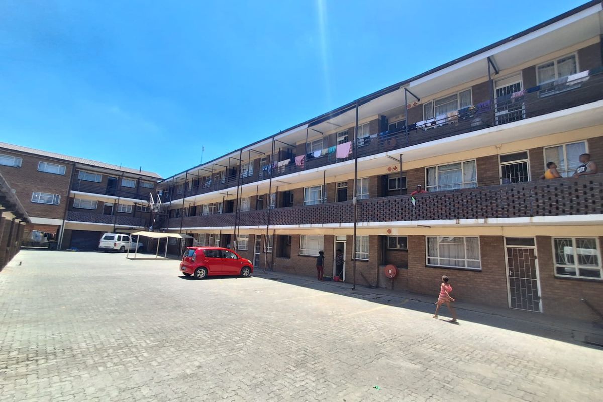 Spacious 1 bedroom flat with private back yard. Well Maintained and ready to move in. - Photo 3