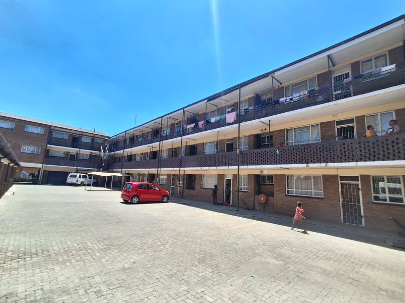 Spacious 1 bedroom flat with private back yard. Well Maintained and ready to move in. - Photo 3