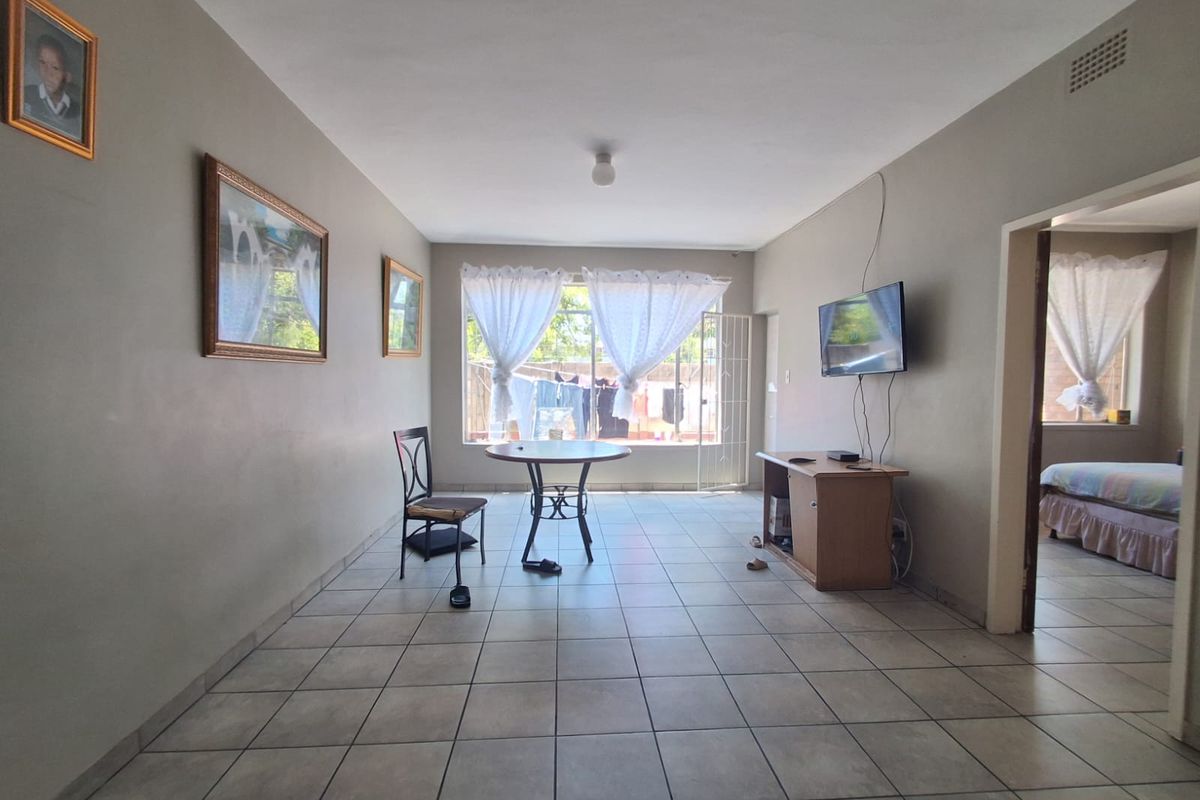 Spacious 1 bedroom flat with private back yard. Well Maintained and ready to move in. - Photo 5
