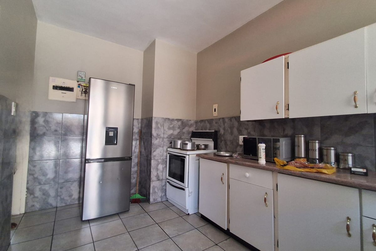 Spacious 1 bedroom flat with private back yard. Well Maintained and ready to move in. - Photo 4