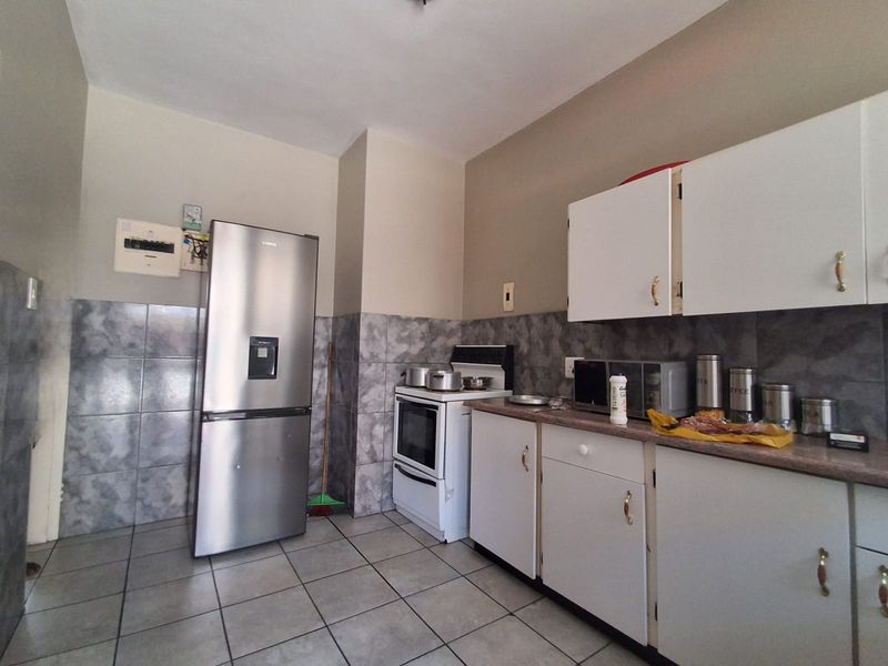 Spacious 1 bedroom flat with private back yard. Well Maintained and ready to move in. - Photo 4
