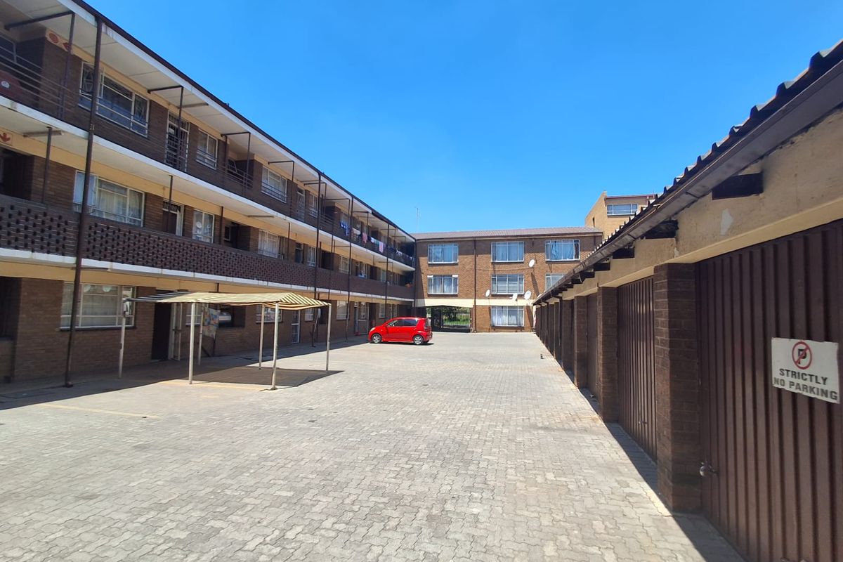 Spacious 1 bedroom flat with private back yard. Well Maintained and ready to move in. - Photo 2