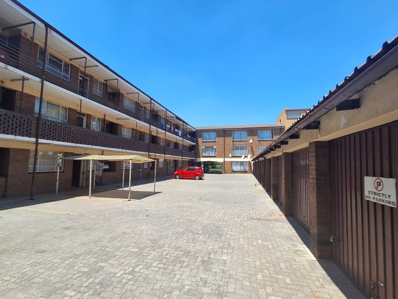Spacious 1 bedroom flat with private back yard. Well Maintained and ready to move in. - Photo 2