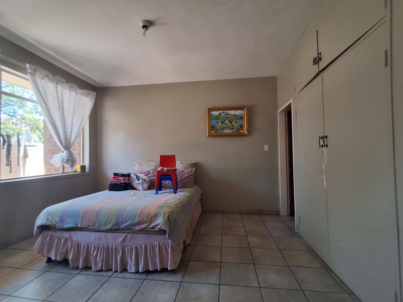 Spacious 1 bedroom flat with private back yard. Well Maintained and ready to move in. - Photo 9