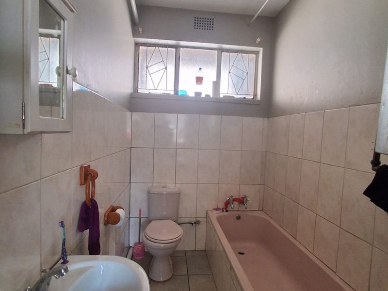 Spacious 1 bedroom flat with private back yard. Well Maintained and ready to move in. - Photo 7