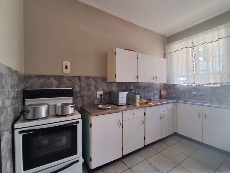 Spacious 1 bedroom flat with private back yard. Well Maintained and ready to move in. - Photo 6