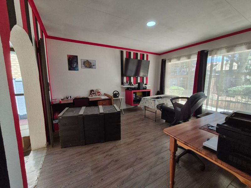 !Luxury Oasis Awaits! - Photo 7