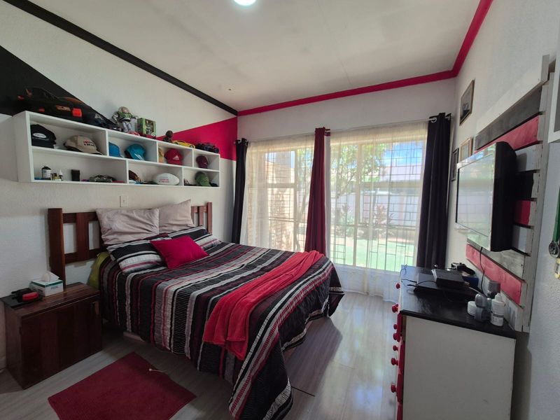 !Luxury Oasis Awaits! - Photo 5