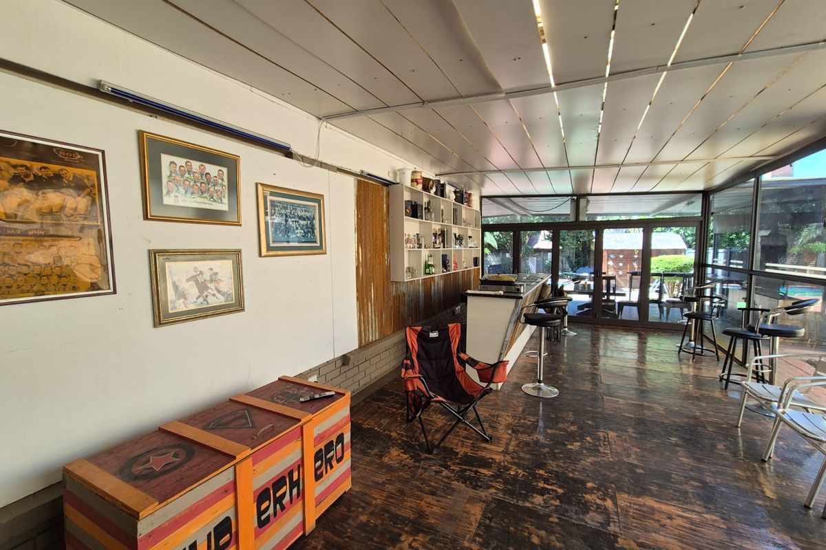 !Luxury Oasis Awaits! - Photo 4