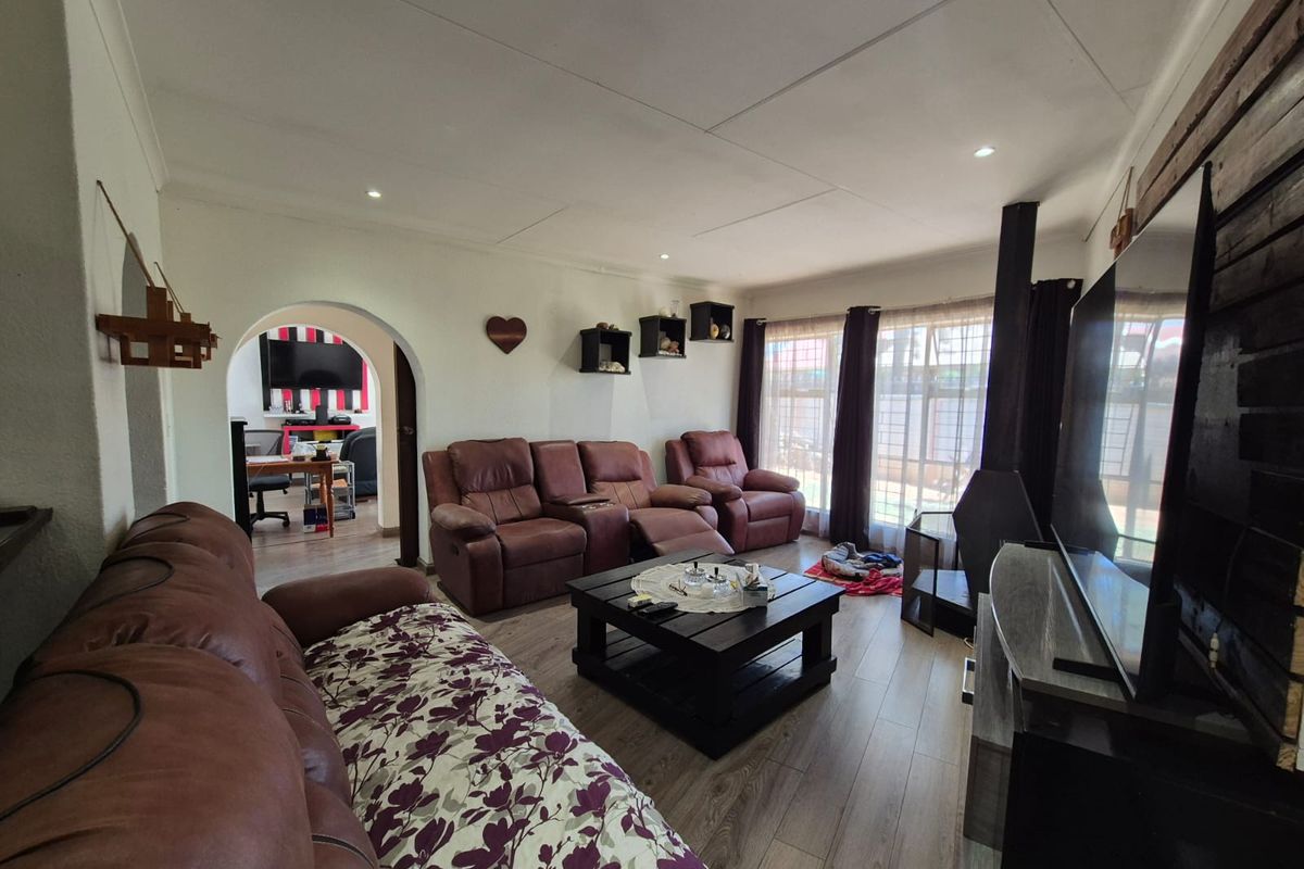 !Luxury Oasis Awaits! - Photo 2