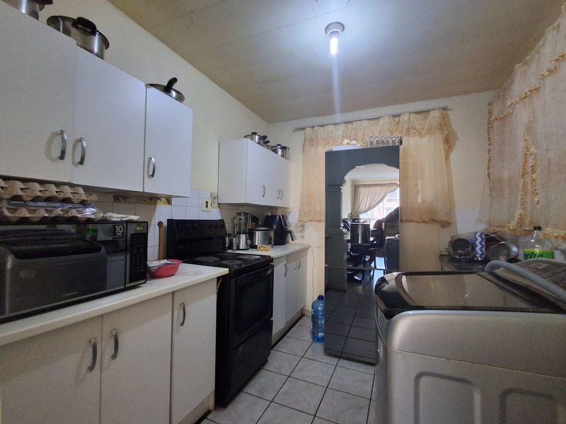 Immaculate and well kept apartment. In Clean Vereeniging CBD complex up for grabs. - Photo 9