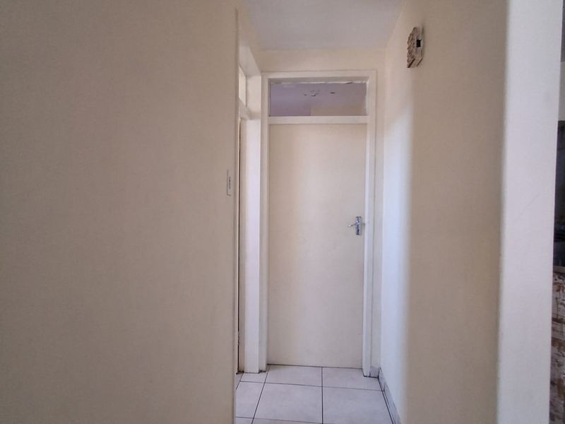 Immaculate and well kept apartment. In Clean Vereeniging CBD complex up for grabs. - Photo 8