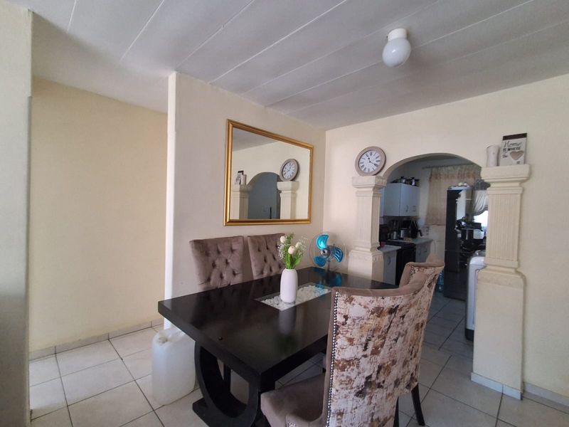 Immaculate and well kept apartment. In Clean Vereeniging CBD complex up for grabs. - Photo 7