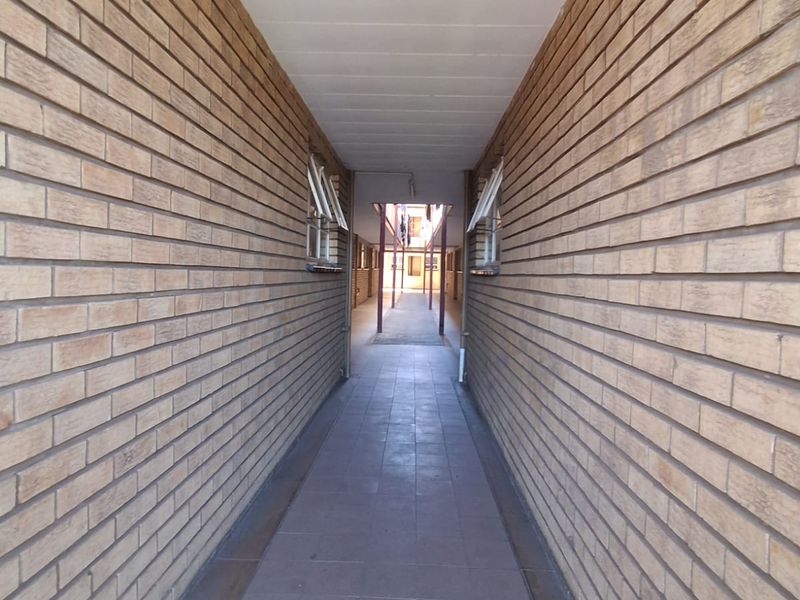 Immaculate and well kept apartment. In Clean Vereeniging CBD complex up for grabs. - Photo 6