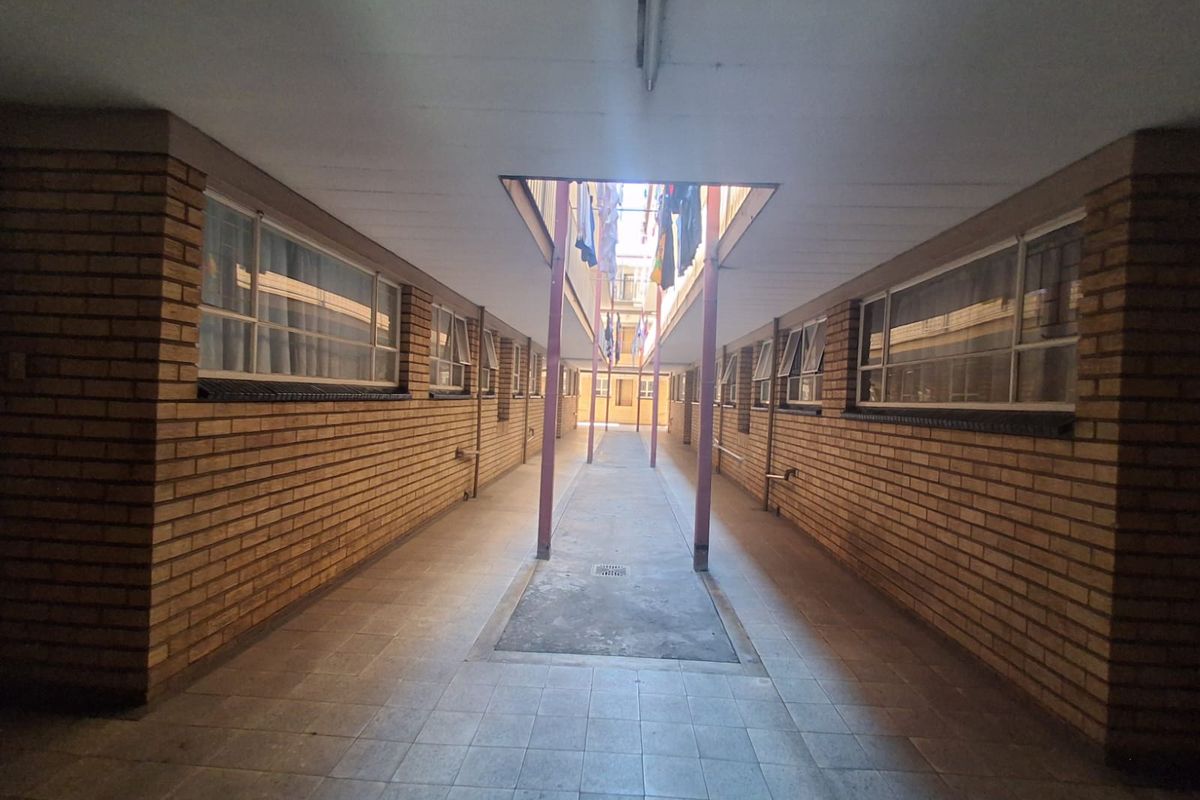 Immaculate and well kept apartment. In Clean Vereeniging CBD complex up for grabs. - Photo 4