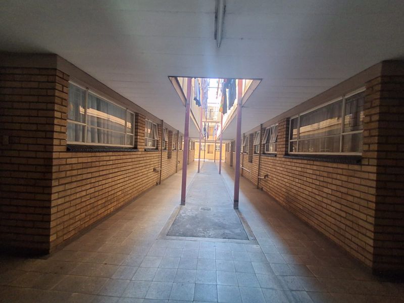 Immaculate and well kept apartment. In Clean Vereeniging CBD complex up for grabs. - Photo 4