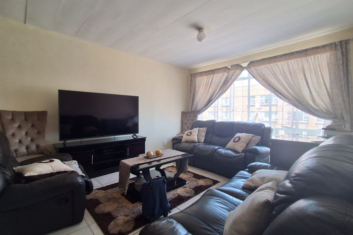 Immaculate and well kept apartment. In Clean Vereeniging CBD complex up for grabs. - Photo 5