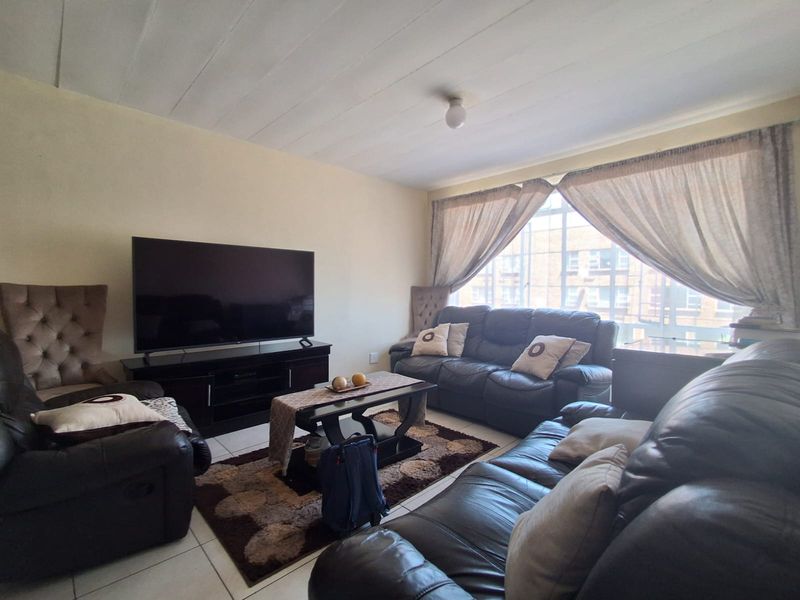 Immaculate and well kept apartment. In Clean Vereeniging CBD complex up for grabs. - Photo 5
