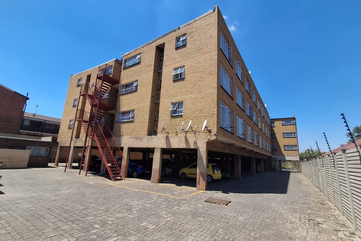 Immaculate and well kept apartment. In Clean Vereeniging CBD complex up for grabs. - Photo 2